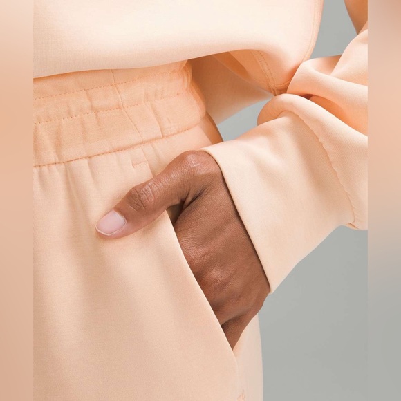 NWT Lululemon Softstreme‎ High-Rise Pant *Regular
Peach Bellini Size 14 - Picture 4 of 15